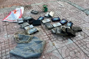 Đi nhặt ve chai ven biển, người dân tá hoá khi phát hiện túi ni lông chứa 24 bánh màu trắng nghi ma tuý