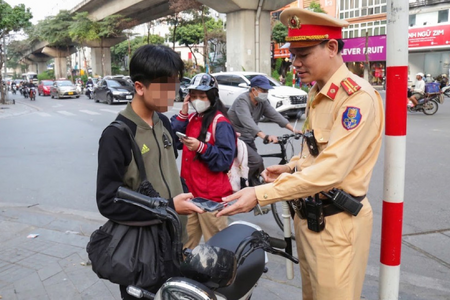 Hơn 1.400 học sinh Hà Nội vi phạm giao thông trong một tháng