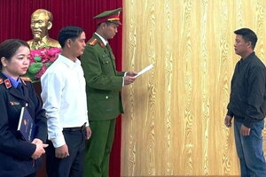 Bắt giam đối tượng sản xuất giấm ăn giả ở Ninh Bình