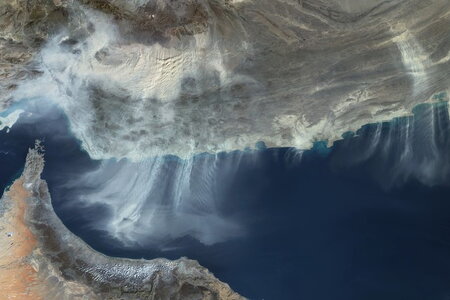 Thế giới phản ứng thế nào trước lời kêu gọi của ông Trump về eo biển Hormuz?