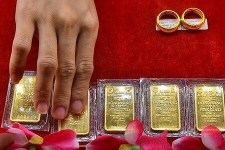 Giá vàng hôm nay 17/3: Tăng 500 nghìn đồng/lượng, thế giới giảm nhẹ