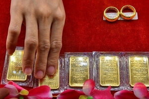 Giá vàng hôm nay 17/3: Tăng 500 nghìn đồng/lượng, thế giới giảm nhẹ