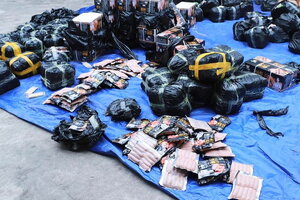 Hai ô tô bán tải 'lộ' hơn 2,3 tấn xúc xích không rõ nguồn gốc khi bị kiểm tra