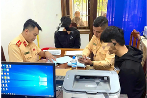 Vừa lái xe vừa quay clip “thách thức”, thiếu niên trả giá đắt