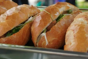 Hàng chục trường hợp nghi ngộ độc thực phẩm do ăn bánh mì ở Quảng Ngãi