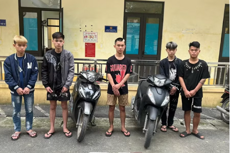 Nhóm thanh niên mang hung khí vô cớ đuổi chém ô tô đang lưu thông