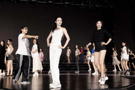 Không khí căng thẳng trước đêm Chung kết Miss World Vietnam 2025