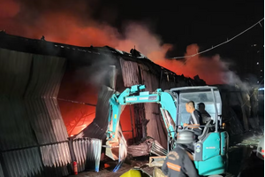 Cháy lớn cụm kho, xưởng tại Hà Nội, 1 người tử vong