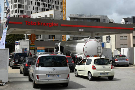 Tài xế hoảng loạn đổ xô đi đổ xăng khiến các trạm xăng ở Pháp cạn kiệt nhiên liệu