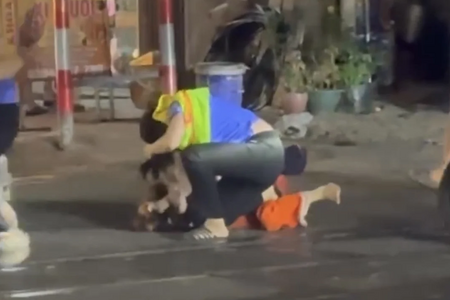 Bất chấp tàu đang đến, người phụ nữ vượt chắn rồi hành hung nhân viên