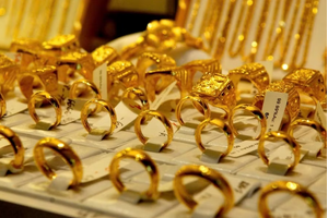 Giá vàng ngày 8/4: Vàng trong nước tiếp tục giảm, vàng thế giới tăng mạnh