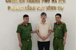 Bắt tạm giam người đàn ông đỗ ôtô chắn barie chung cư Hinode ở Hà Nội