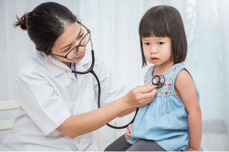 Lý do trẻ hay ốm khi trời nóng: 3 căn bệnh bố mẹ cần phòng ngừa ngay