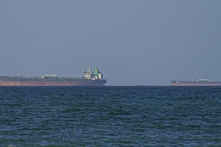 Giá dầu tăng vọt sau vụ Mỹ bắt giữ tàu Iran gần eo biển Hormuz