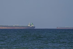 Giá dầu tăng vọt sau vụ Mỹ bắt giữ tàu Iran gần eo biển Hormuz