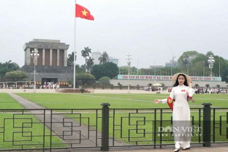 Giới trẻ xúng xính áo dài check-in tại Lăng Bác trước thềm 30/4