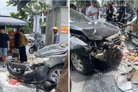 Người dân phá cửa, cứu tài xế mắc kẹt trong ô tô bốc cháy ở Nghệ An