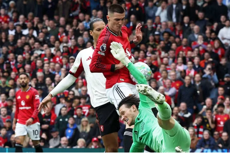 Thua Man Utd, HLV Liverpool nói lời cay đắng về VAR