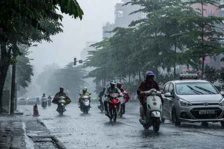 Cảnh báo dông, lốc, mưa đá, mưa lớn cục bộ tại khu vực nội thành Hà Nội