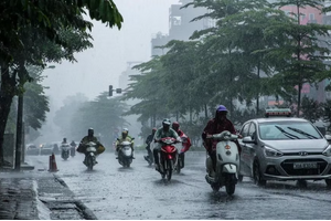 Cảnh báo dông, lốc, mưa đá, mưa lớn cục bộ tại khu vực nội thành Hà Nội