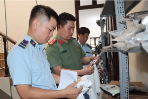 Tạm giữ hơn 700 sản phẩm thời trang nghi giả mạo thương hiệu nổi tiếng