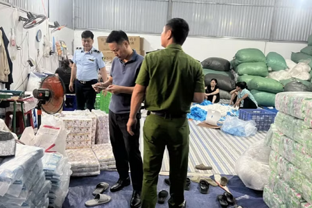 Triệt phá cơ sở sản xuất băng vệ sinh giả, thu giữ số lượng lớn thành phẩm
