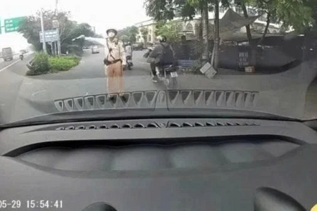 Tài xế trong vụ tự xưng thầy dạy lái xe đi sai làn ở Hà Nội bị phạt 19 triệu đồng