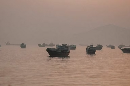 Báo Mỹ: Hơn 100 tàu thương mại được hộ tống qua eo biển Hormuz
