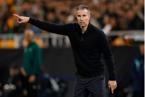 HLV Robin van Persie bị đội bóng Hà Lan sa thả