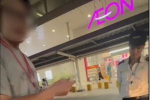Công an làm việc với 2 thanh niên chặn 3 mẹ con ở Aeon Mall Long Biên vì nghi lấy trộm