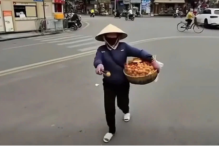 Du khách nước ngoài bị "chặt chém" 430.000 đồng cho 10 chiếc bánh rán ở Hồ Gươm