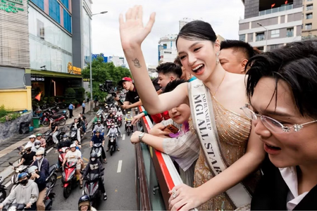 Rà soát vụ Hương Giang diễu hành trên xe buýt hai tầng