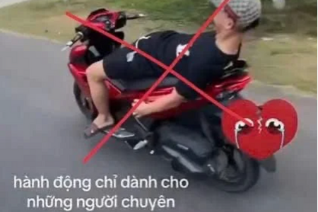 Lần theo clip trên Facebook, xử lý nam thanh niên 17 tuổi đi xe máy nằm trên yên, buông 2 tay