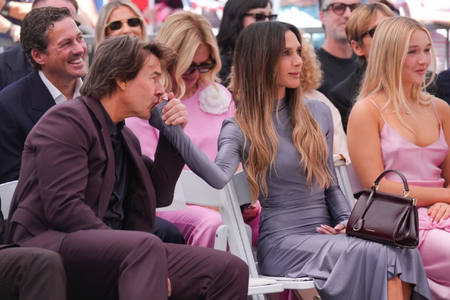 Tranh cãi Tom Cruise nắm tay Victoria Beckham