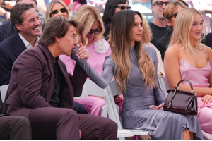 Tranh cãi Tom Cruise nắm tay Victoria Beckham