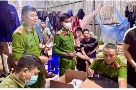 Công an Đà Nẵng bất ngờ kiểm tra lán trại công trình, cơ sở lưu trú phát hiện nhiều người dương tính với ma tuý