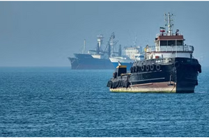 Nguy cơ ‘bão tố’ rình rập eo biển Hormuz