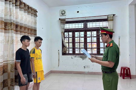 Phóng xe tốc độ cao, ném chai, xịt hơi cay, nhóm thiếu niên bị khởi tố