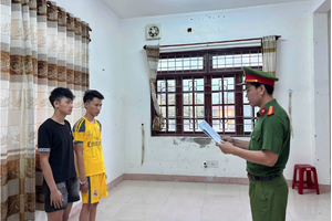 Phóng xe tốc độ cao, ném chai, xịt hơi cay, nhóm thiếu niên bị khởi tố