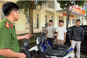 Nhóm thanh thiếu niên mang dao, đi xe tháo biển số để cướp tài sản