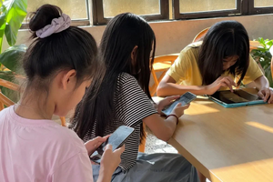 Dỗ trẻ bằng điện thoại, nguy hại khó lường