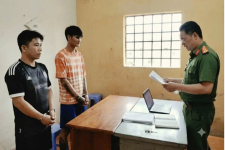 Bắt hai "con nghiện" cướp giật điện thoại của trẻ em ở Cà Mau