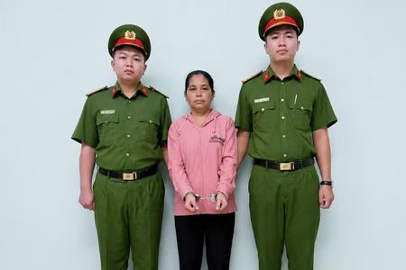 Bắt khẩn cấp bảo mẫu dùng dây thun bật vào chân trẻ ở trường mầm non