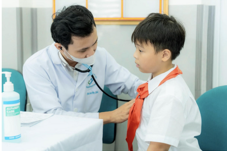 Hà Nội khám sức khỏe định kỳ miễn phí cho trẻ em, học sinh trước năm học mới