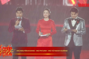 Mạng xã hội đang viral điều này trong cơn mưa xối xả tại concert “Tổ quốc trong tim”