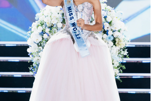 Miss World 2026: Là phóng viên, cô giáo dạy Văn, coi giáo dục là con đường tạo phẩm giá