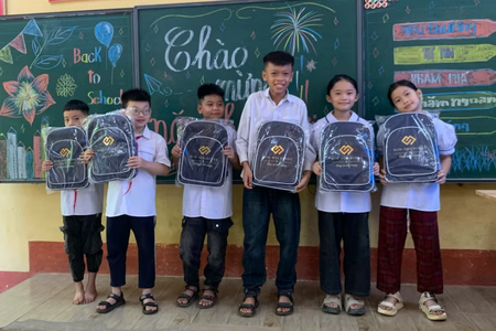 Hơn 2.000 học sinh khó khăn ở Phú Thọ nhận quà đầu năm học mới