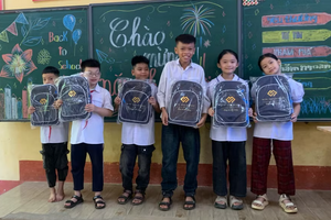 Hơn 2.000 học sinh khó khăn ở Phú Thọ nhận quà đầu năm học mới