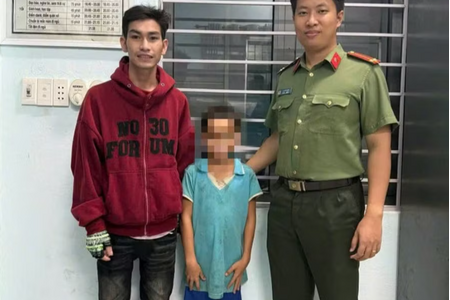 Đi bộ hơn 100km tìm mẹ, cậu bé 13 tuổi được Công an cứu giúp kịp thời