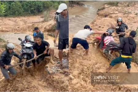 Giáo viên Quảng Trị vất vả băng rừng, lội suối, vượt bùn lầy đến trường gieo chữ
